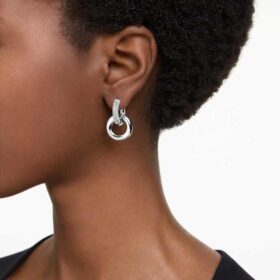 Dextera hoop-örhängen, asymmetrisk design, sammanlänkade ringar, vita, rodiumpläterade Dextera hoop-örhängen, asymmetrisk design, sammanlänkade ringar, vita, rodiumpläterade