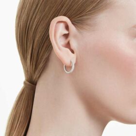 Eternity-örhängen i hoop-stil med laboratorieframställda diamanter, totalt 0,56 karat, rund form, sterlingsilver