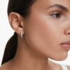 Eternity-örhängen i hoop-stil med laboratorieframställda diamanter, totalt 0,56 karat, rund form, sterlingsilver