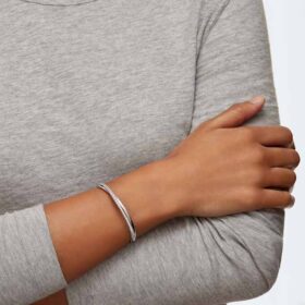 Hyperbola armring, rundslipad, vit, rodiumpläterad
