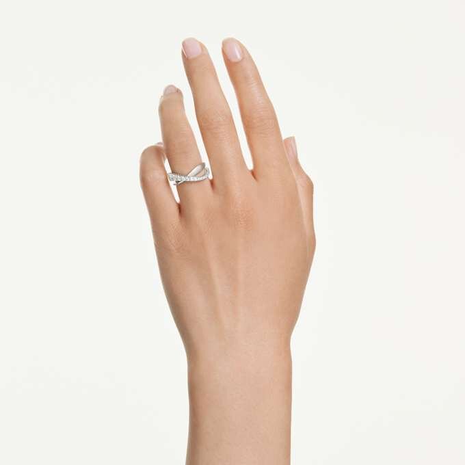 Hyperbola-ring med blandade slipningar, vit, silverfärgad yta Hyperbola-ring med blandade slipningar, vit, silverfärgad yta