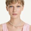 Idyllia choker med kristallpärlor, blandade slipningar, bi, vit, guldpläterad Idyllia choker med kristallpärlor, blandade slipningar, bi, vit, guldpläterad