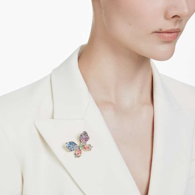 Idyllia hänge och brosch med blandade slipningar, pavé, fjäril, flerfärgad, guldpläterad Idyllia hänge och brosch med blandade slipningar, pavé, fjäril, flerfärgad, guldpläterad