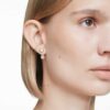 Imber örhängesjackor – asymmetrisk design, blandade slipningar, vita, guldpläterade
