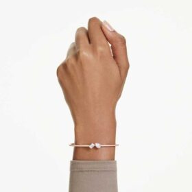 Mesmera armring med blandade slipningar, vit, roséguldpläterad Mesmera armring med blandade slipningar, vit, roséguldpläterad