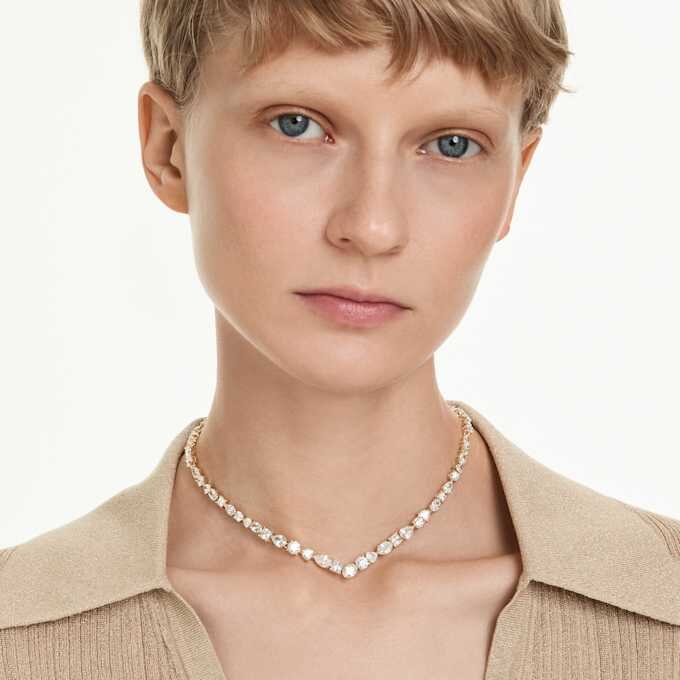 Mesmera-halsband med blandade slipningar, vitt, guldpläterat Mesmera-halsband med blandade slipningar, vitt, guldpläterat