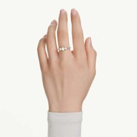 Stilla Attract-ring, rund slipning, vit, guldpläterad Stilla Attract-ring, rund slipning, vit, guldpläterad