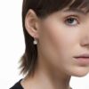 Stilla örhängen med rund slipning, vita, guldpläterade Stilla örhängen med rund slipning, vita, guldpläterade